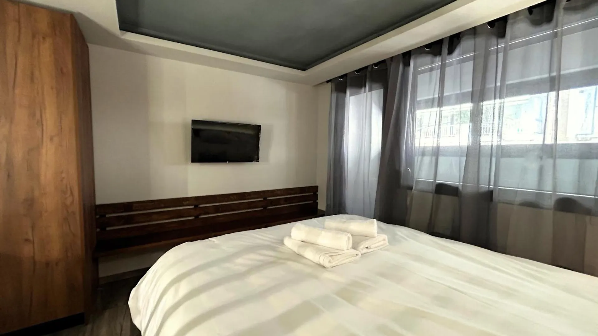 Redwood Suite, Wooden Suites location